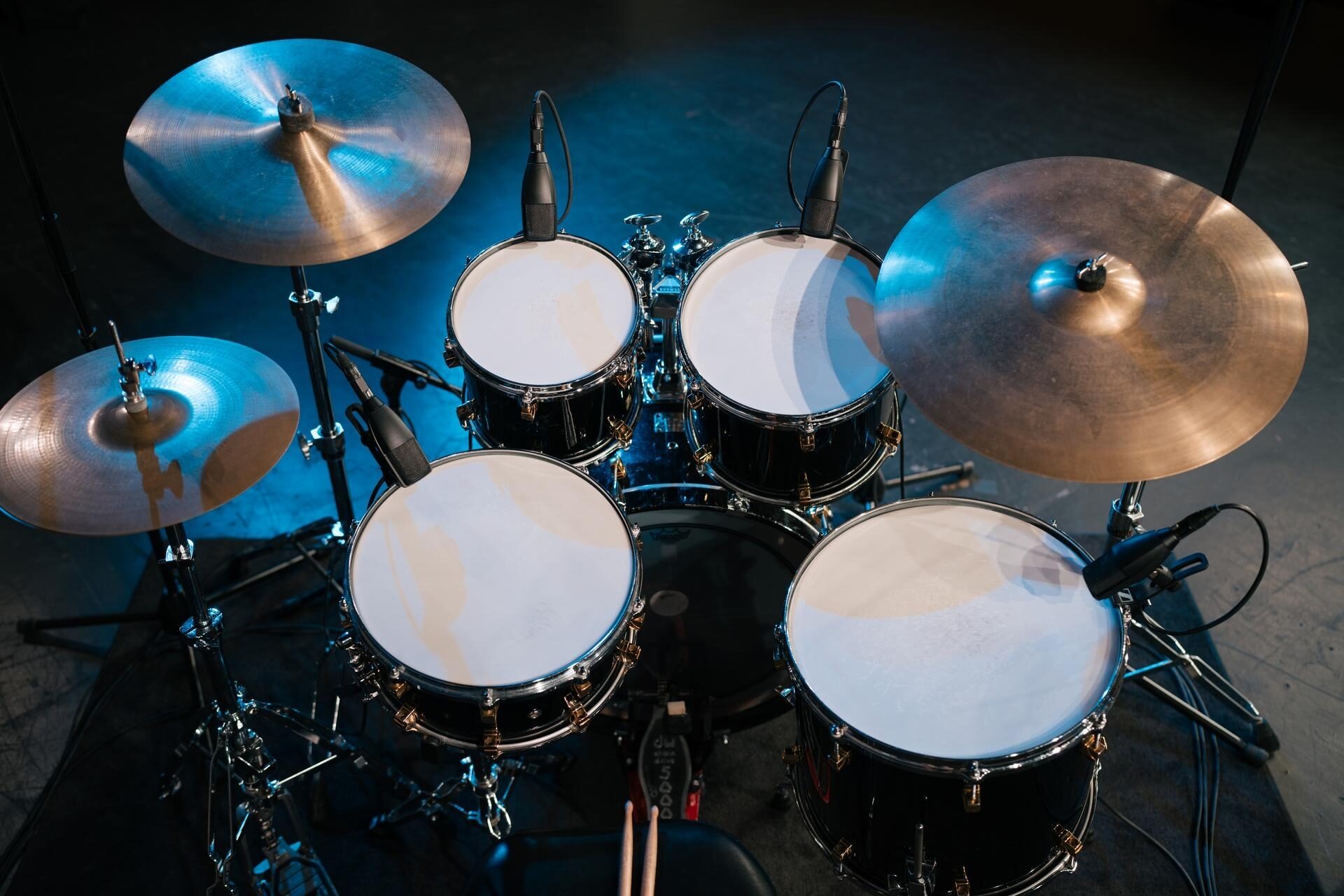 Sennheiser MD 421 Kompakt Dynamic Cardioid Microphone, Standard Black, with MZH Drum Clamp, In Use