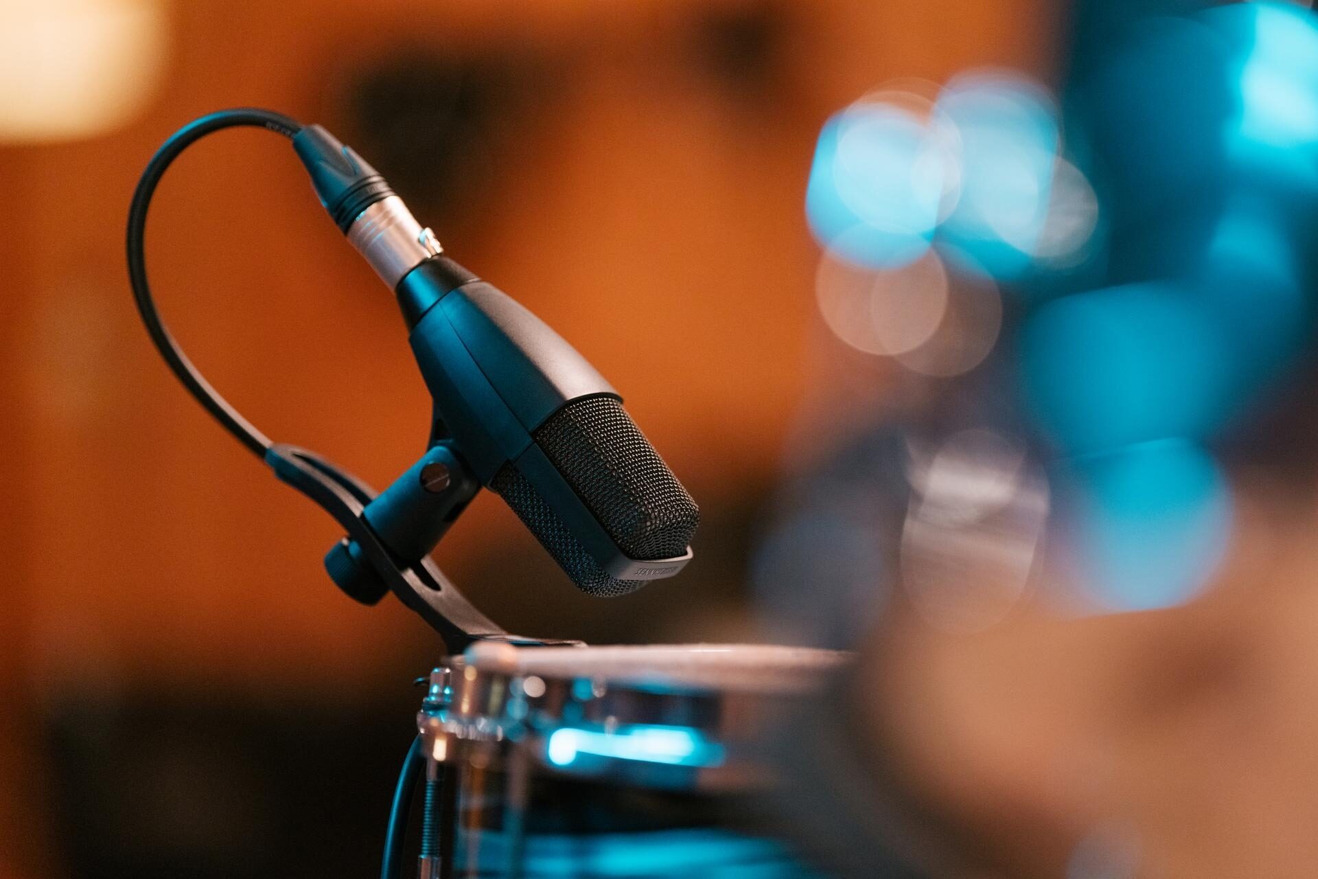 Sennheiser MD 421 Kompakt Dynamic Cardioid Microphone, Standard Black, with MZH Drum Clamp, In Use