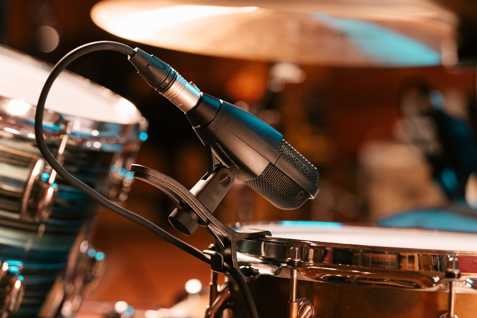 Sennheiser MD 421 Kompakt Dynamic Cardioid Microphone, Standard Black, with MZH Drum Clamp, Action Position Back