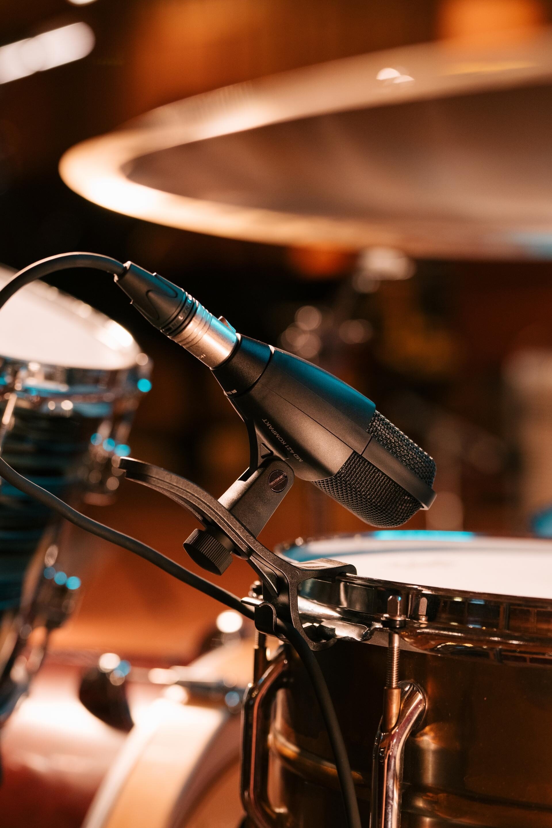 Sennheiser MD 421 Kompakt Dynamic Cardioid Microphone, Standard Black, with MZH Drum Clamp, In Use