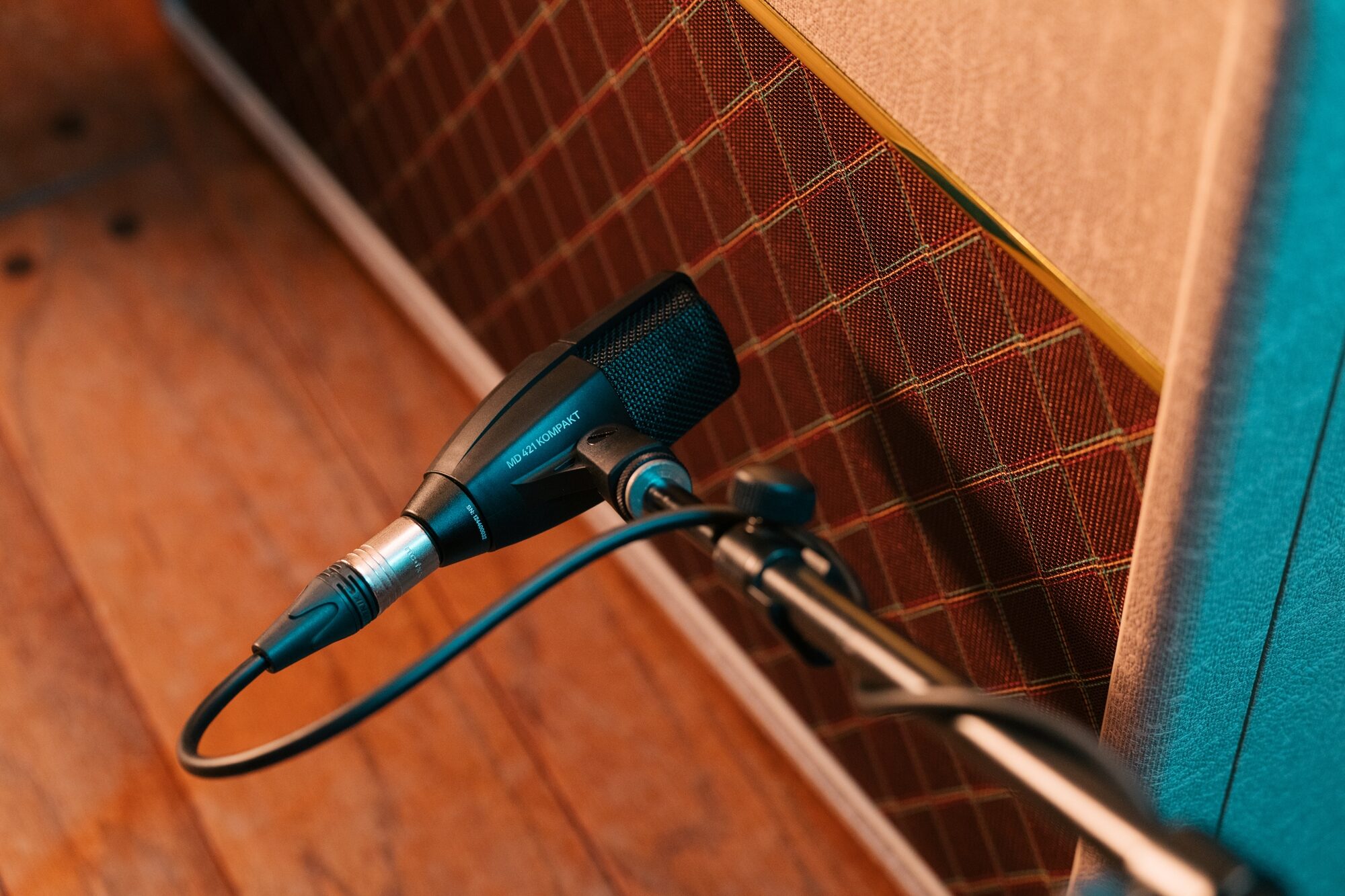 Sennheiser MD 421 Kompakt Dynamic Cardioid Microphone, Standard Black, with MZH Drum Clamp, Action Position Back