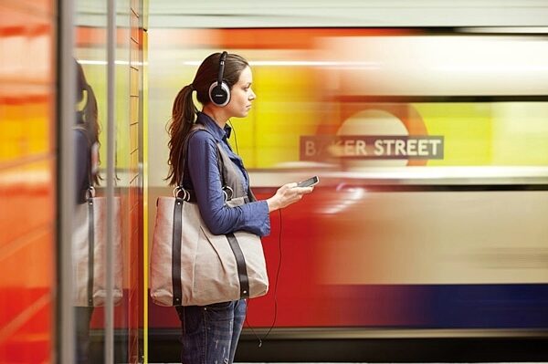 open zoom image for Bose AE2 Around Ear Audio Headphones, Glamour View