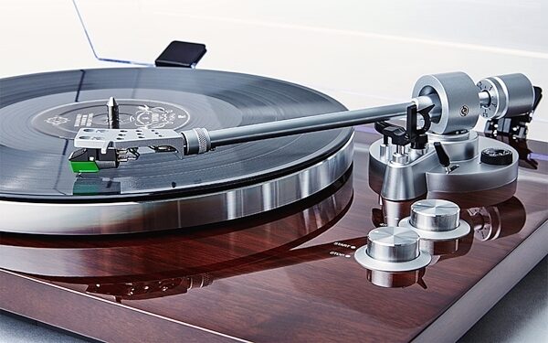 open zoom image for Akai BT500 Belt-Drive Turntable with Wireless Streaming, Detail 5