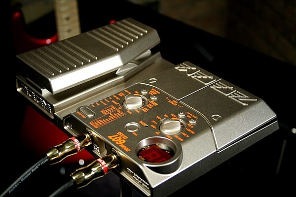 open zoom image for Zoom 607 Bass Muti-Effects Pedal with Built-In Expression Pedal, Application Shot Back