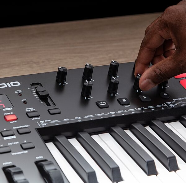 open zoom image for M-Audio Oxygen 25 MKV USB MIDI Controller, 25-Key, New, Action Position Back