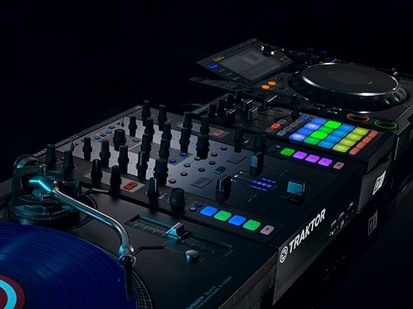 open zoom image for Native Instruments Traktor Kontrol Z2 DJ Mixer, Glamour View