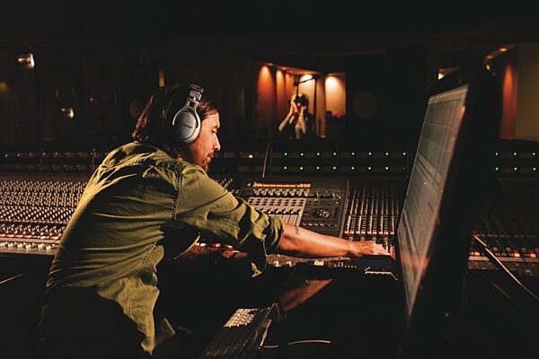 open zoom image for Shure SRH940 Headphones, Glamour View 1
