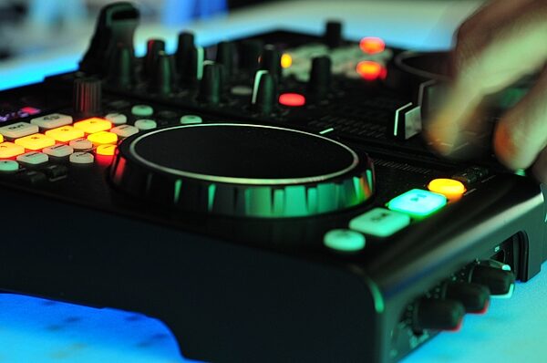 open zoom image for American Audio Versadeck USB/MIDI DJ Controller, Closeup