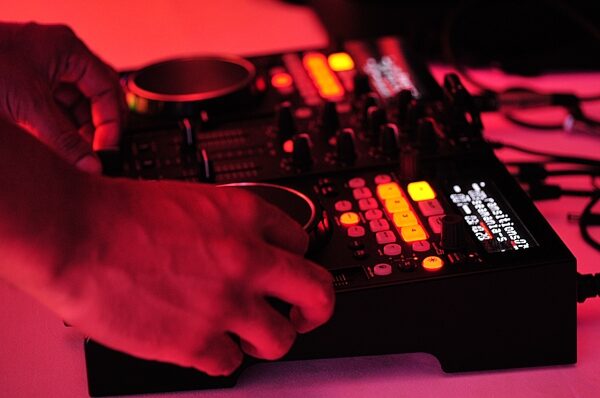 open zoom image for American Audio Versadeck USB/MIDI DJ Controller, Mixing