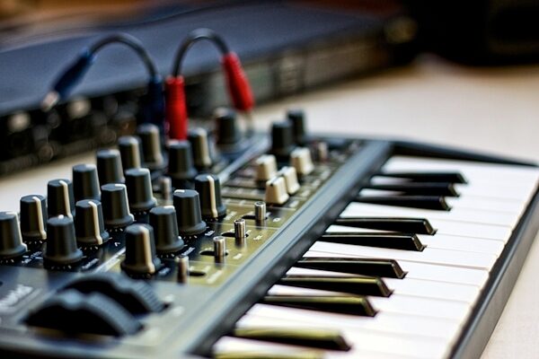 open zoom image for Arturia MicroBrute Analog Synthesizer Keyboard, Detail 1