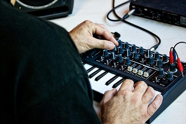 open zoom image for Arturia MicroBrute Analog Synthesizer Keyboard, Detail 4