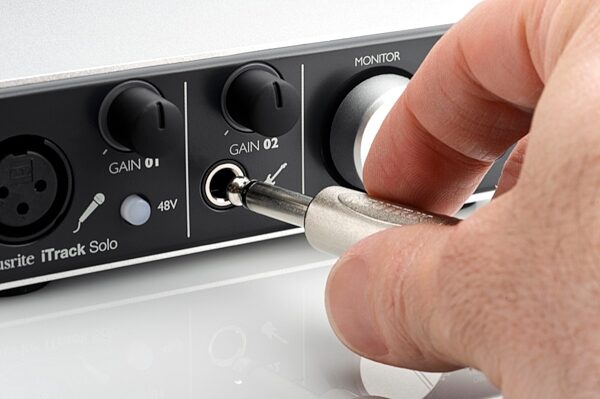 open zoom image for Focusrite iTrack Solo USB and iPad Audio Interface, Plug Connection