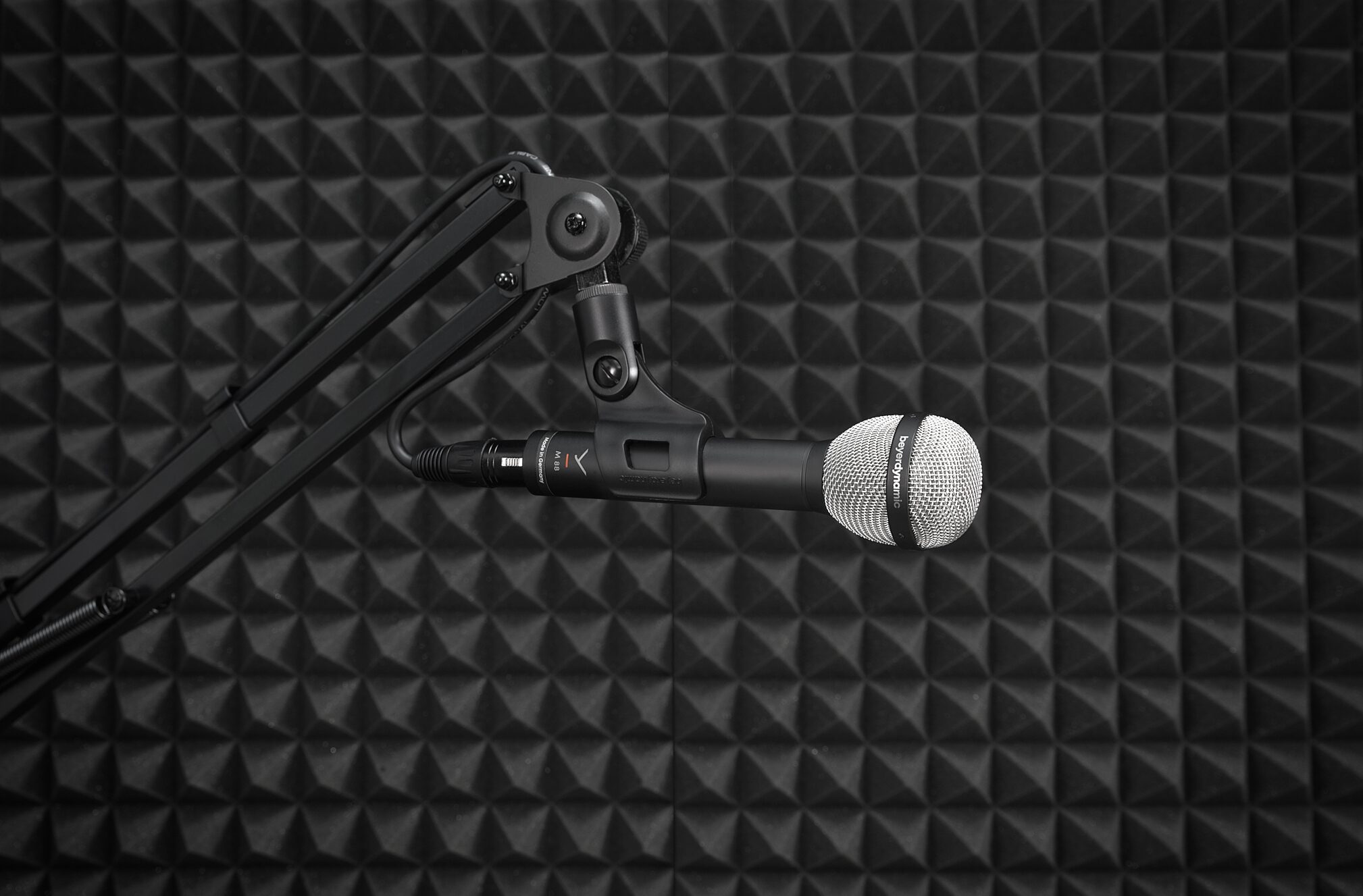 Beyerdynamic M 88 TG Hypercardioid Dynamic Microphone