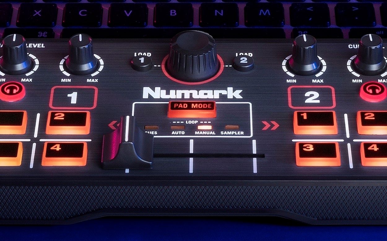 Numark DJ2GO2 Pocket DJ Controller with Audio Interface, ve