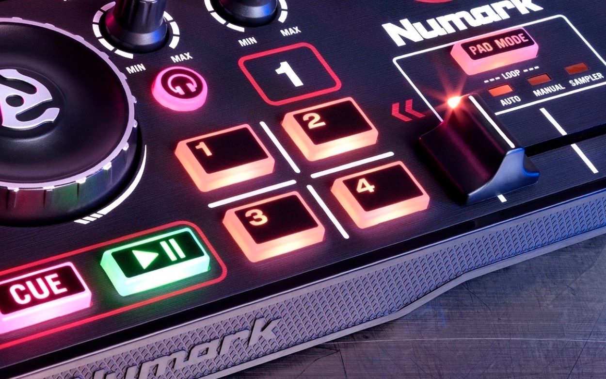 Numark DJ2GO2 Pocket DJ Controller with Audio Interface, ve