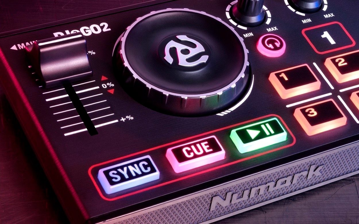 Numark DJ2GO2 Pocket DJ Controller with Audio Interface, ve
