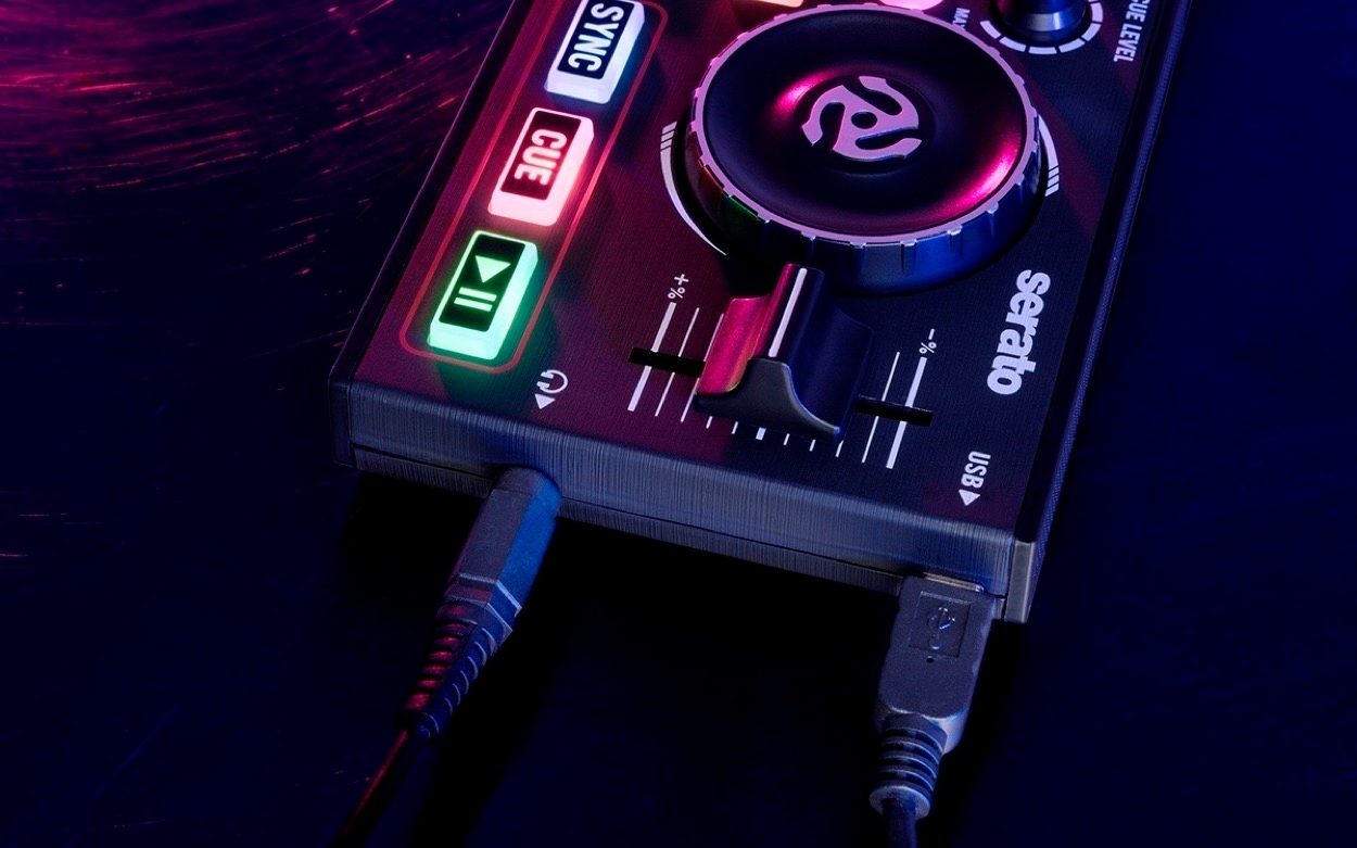 Numark DJ2GO2 Pocket DJ Controller with Audio Interface, ve