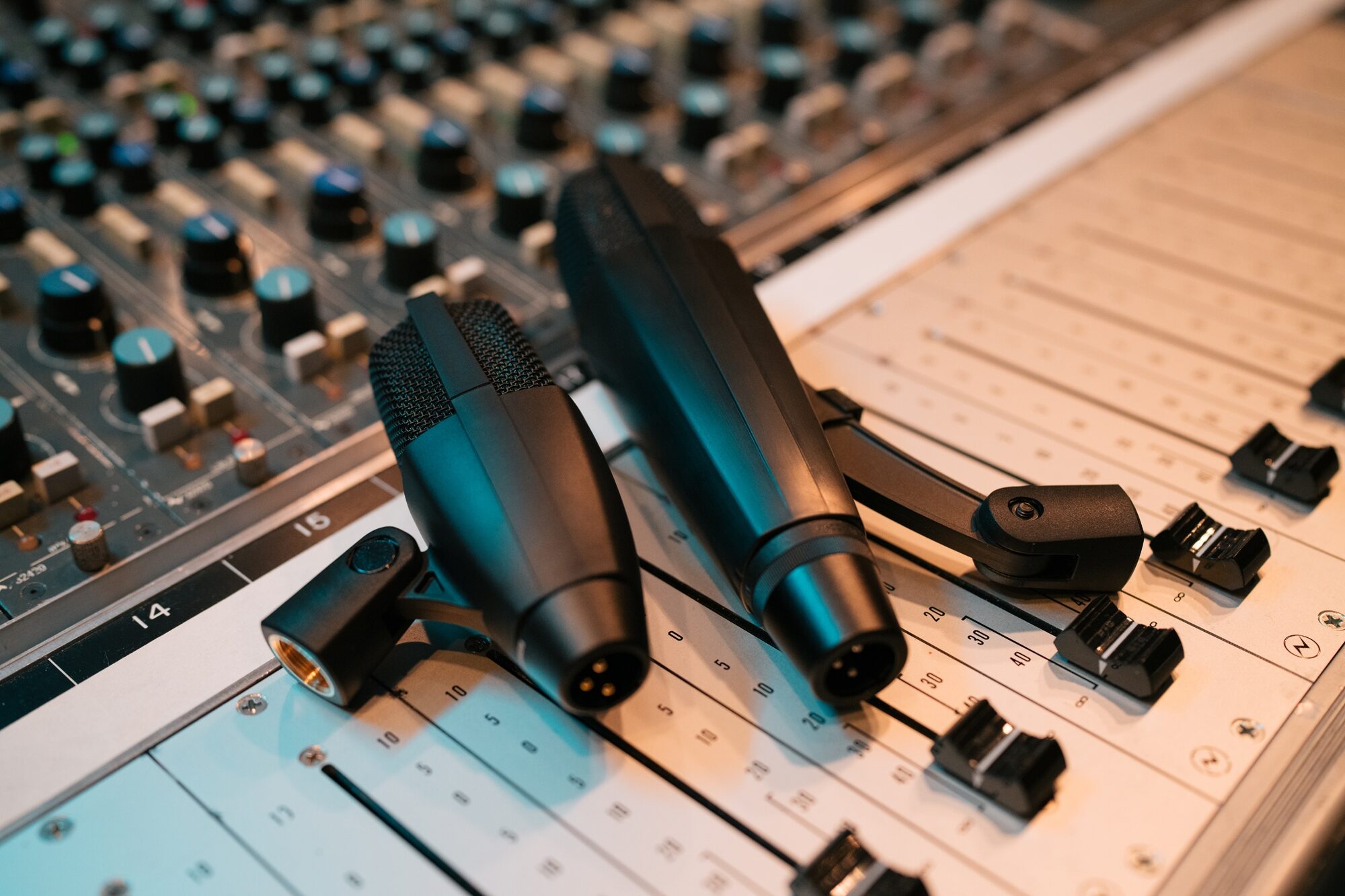 Sennheiser MD 421 Kompakt Dynamic Cardioid Microphone, With MZH Drum Clamp, Action Position Back