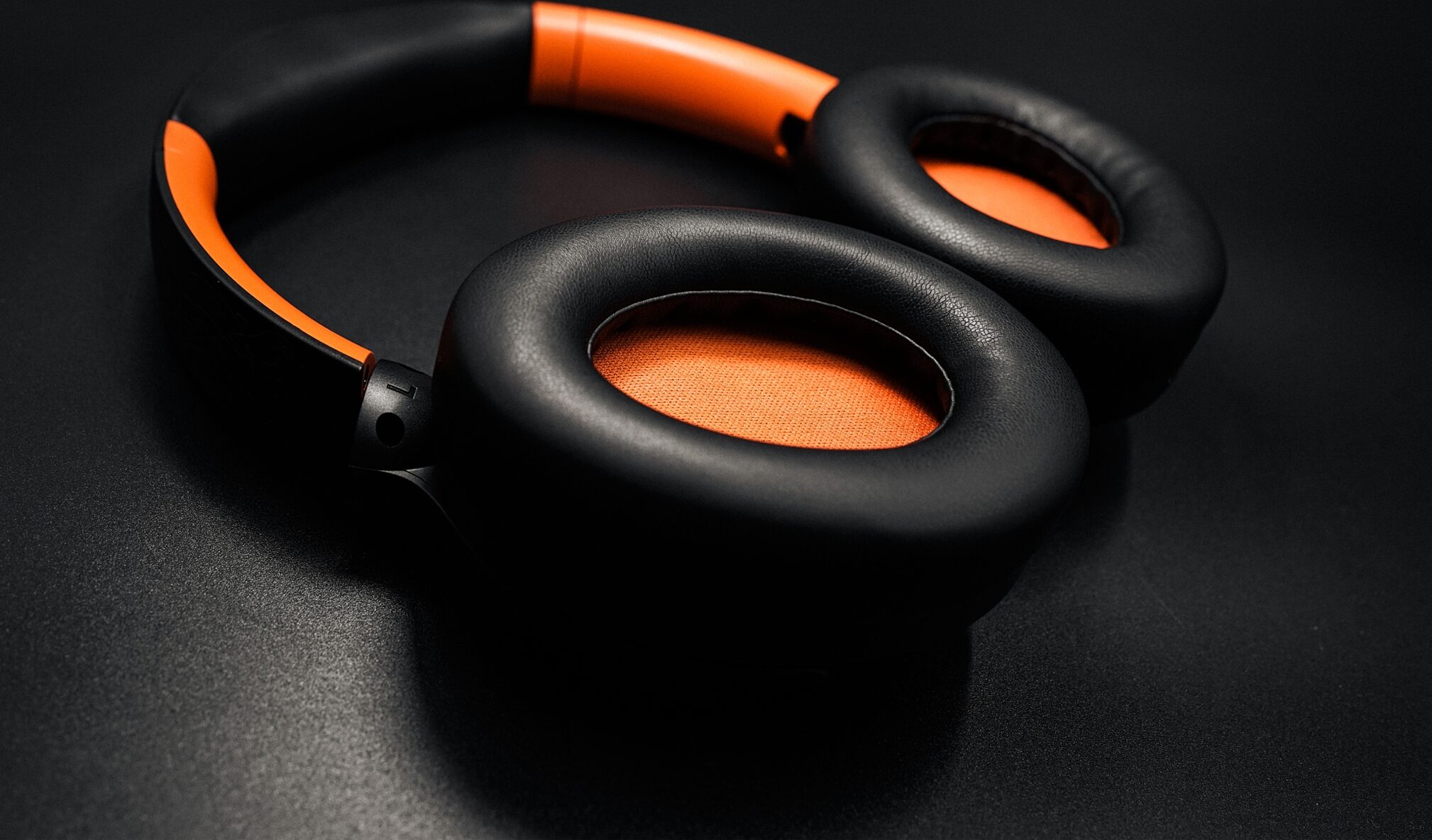 Orange O Edition MKII Wireless Noise-Cancelling Bluetooth Headphones, New, Detail