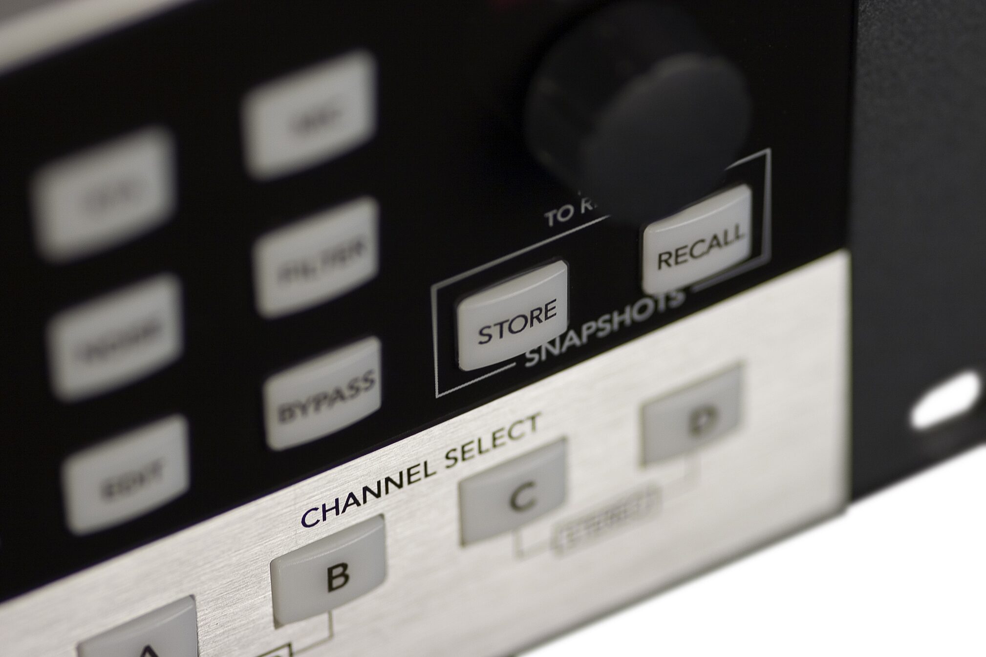 Mackie QuadEQ 4-Channel Digital Graphic Equalizer, Store Recall Slant