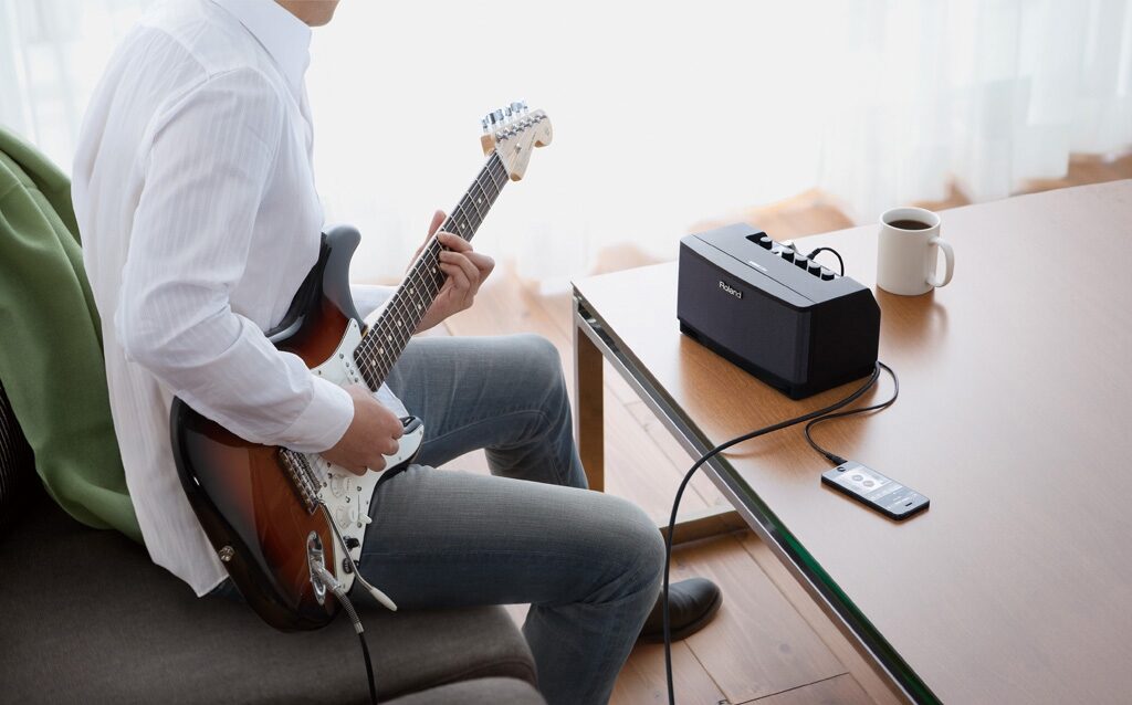 Roland CUBE Lite Guitar Amplifier with iOS Interface (10 Watts), Glamour View