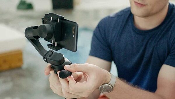 Benro 3XS LITE Simplified Handheld Gimbal for Smartphone, In Use