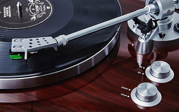 Akai BT500 Belt-Drive Turntable with Wireless Streaming, Detail 7