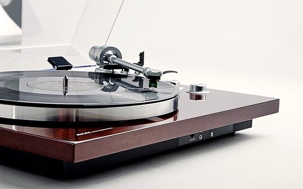 Akai BT500 Belt-Drive Turntable with Wireless Streaming, Detail 6