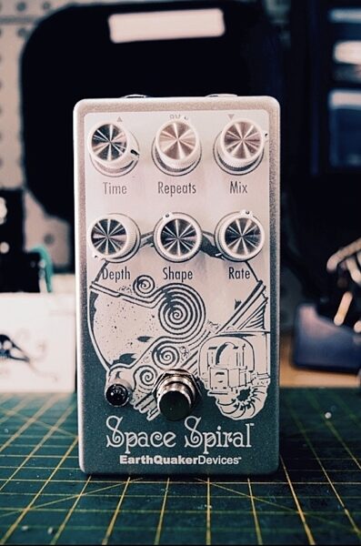 EarthQuaker Devices Space Spiral Modulated Reverb Pedal, glam