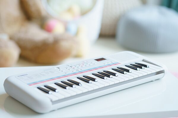 Yamaha PSS-E30 "Remie" Mini Keyboard, Action Position Front