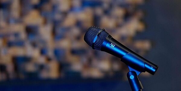 sE Electronics V7 Handheld Supercardioid Dynamic Vocal Microphone, Black on Black, includes both Black and Red internal windscreens, In Use