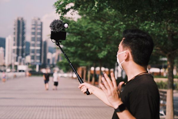 Mirfak Mobile Phone Vlogging Kit, In Use